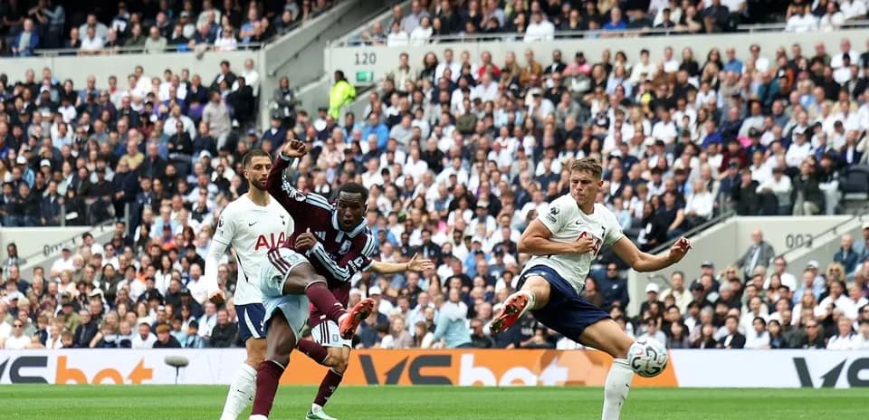Jugador de Tottenham disparando a portería en partido