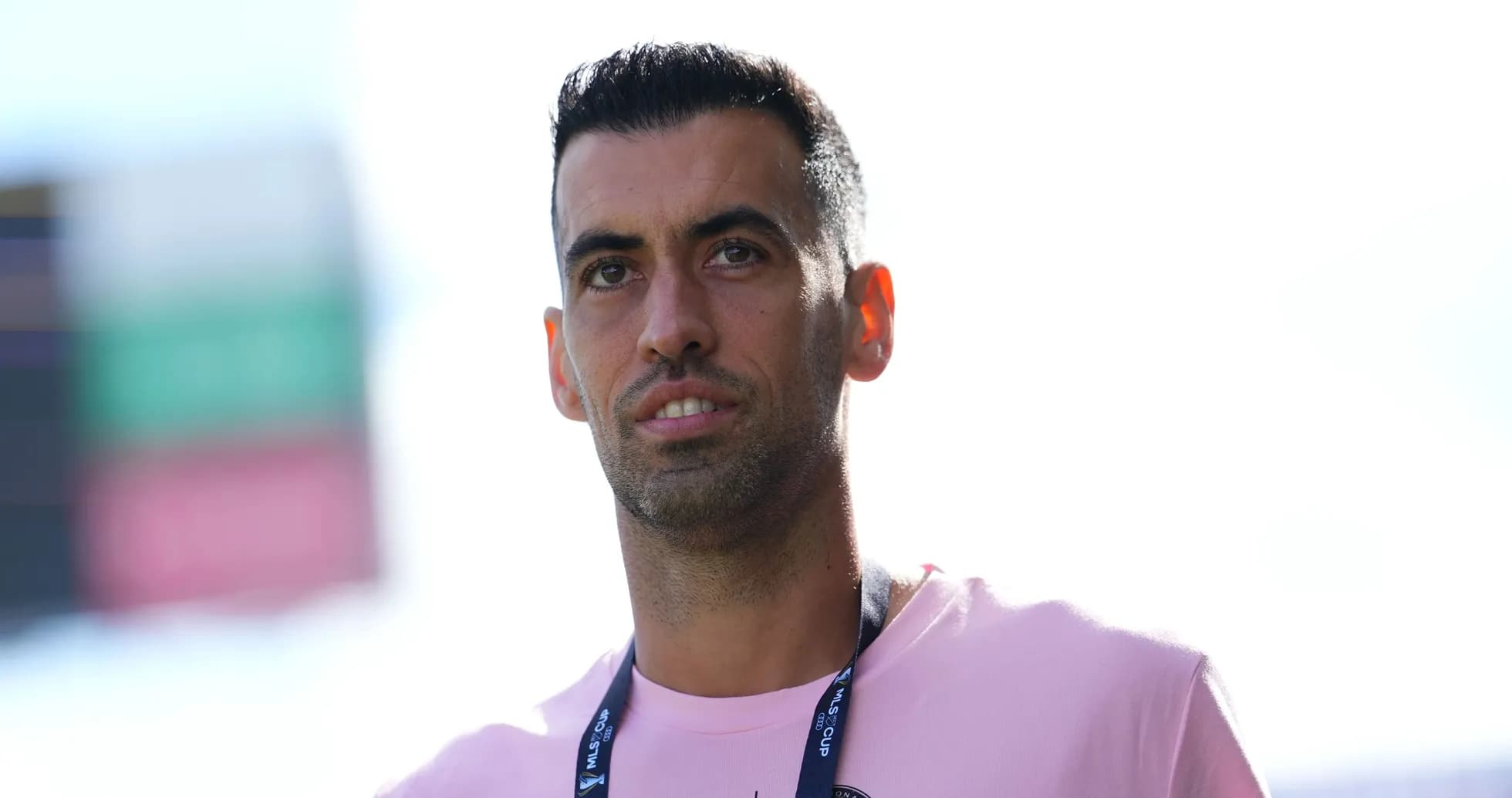 Jugador en uniforme rosa durante evento deportivo