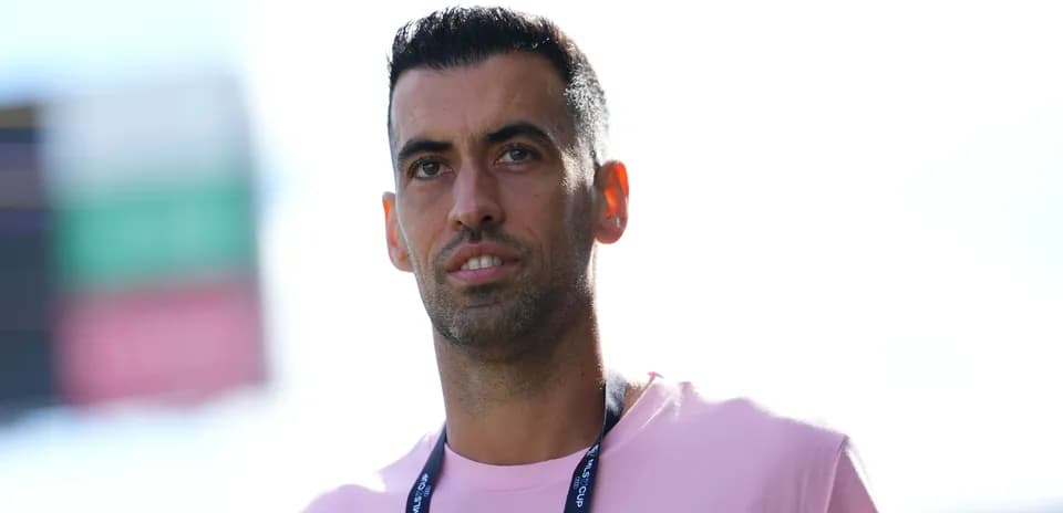 Jugador en uniforme rosa durante evento deportivo