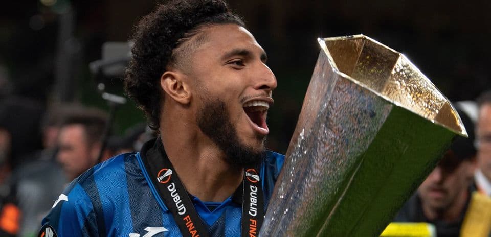 Jugador celebrando con trofeo de la UEFA Europa League
