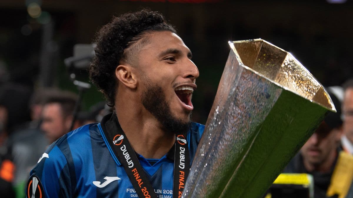 Jugador celebrando con trofeo de la UEFA Europa League