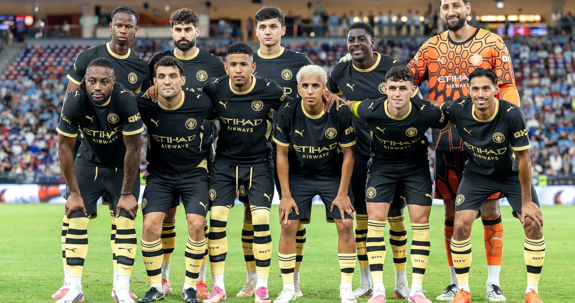 Equipo posando en uniforme negro y dorado