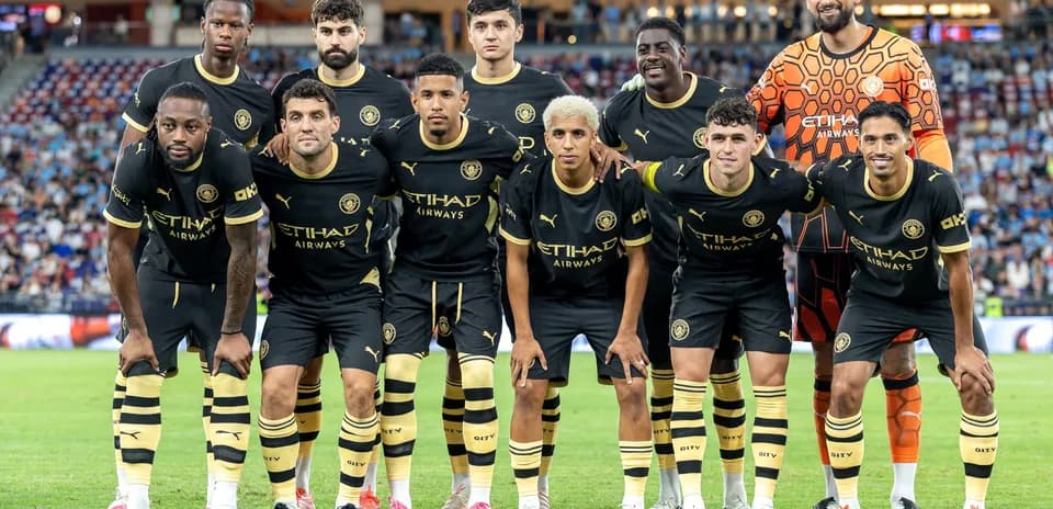 Equipo posando en uniforme negro y dorado