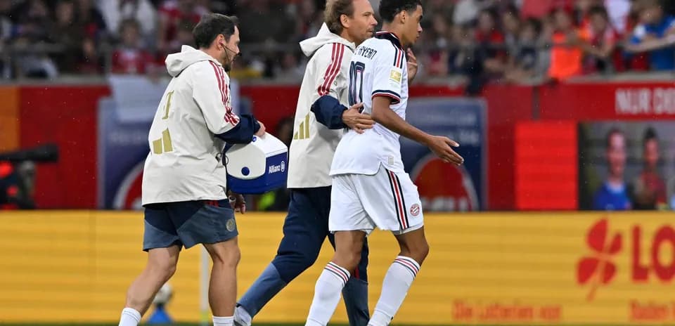 Jugador siendo atendido por el personal médico