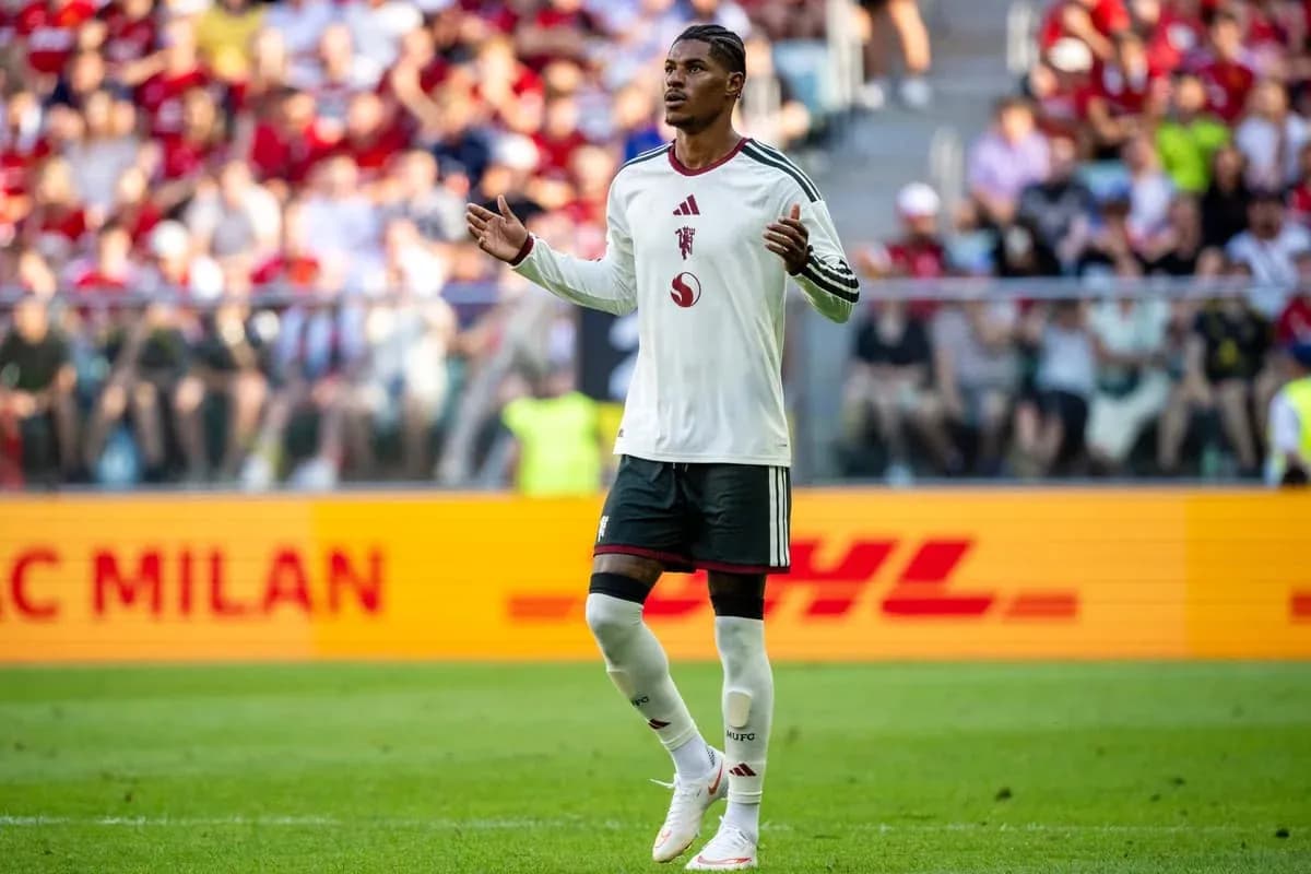 Jugador levantando las manos en el campo de fútbol