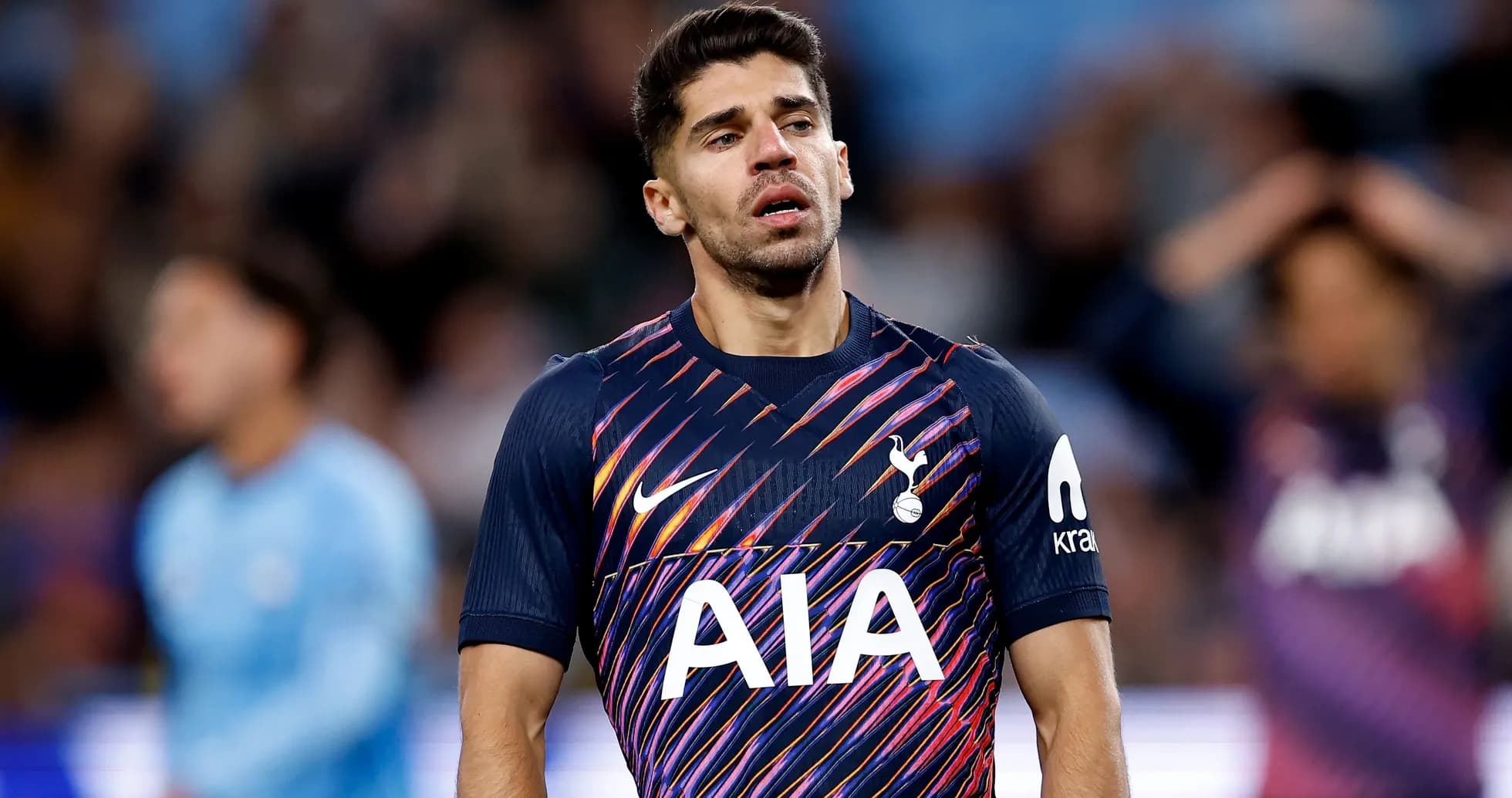 Jugador de Tottenham luciendo su camiseta durante el partido