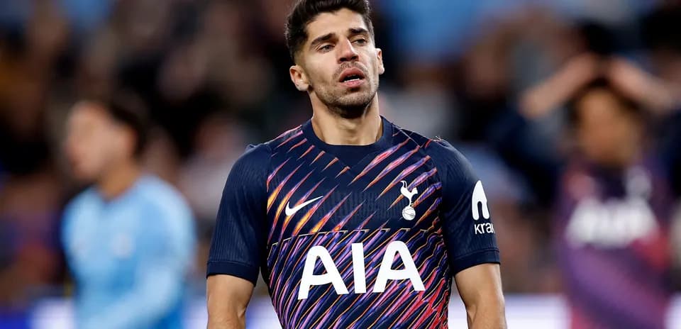 Jugador de Tottenham luciendo su camiseta durante el partido