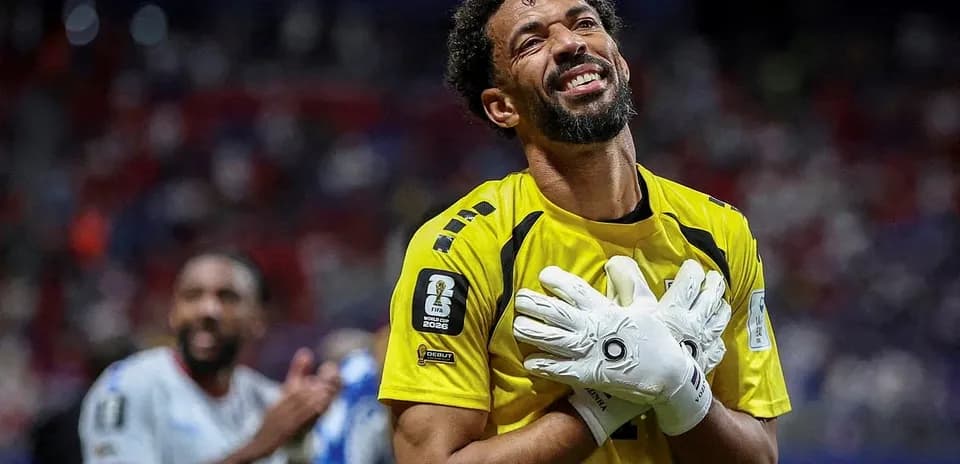 Portero celebrando con guantes tras el partido