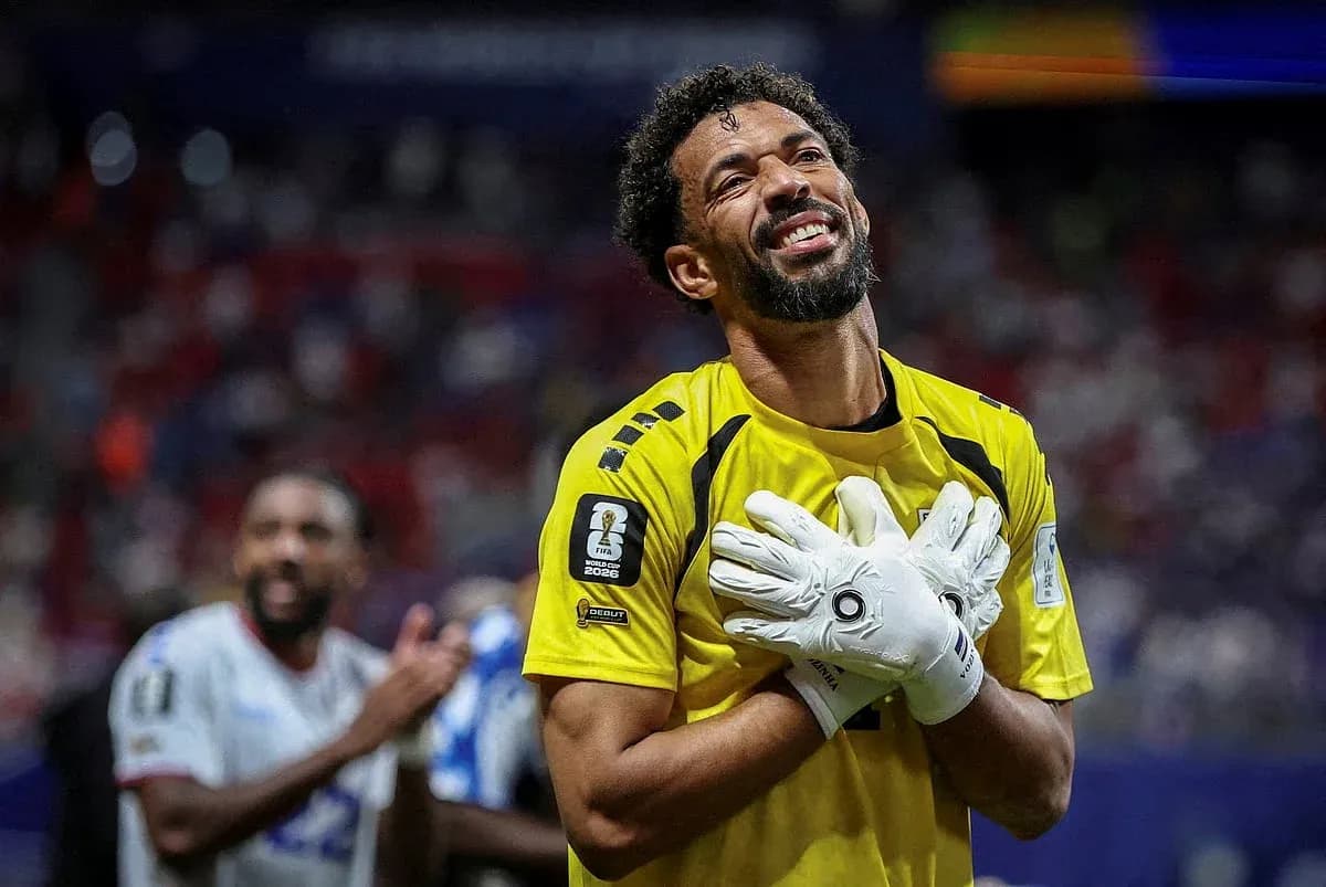 Portero celebrando con guantes tras el partido