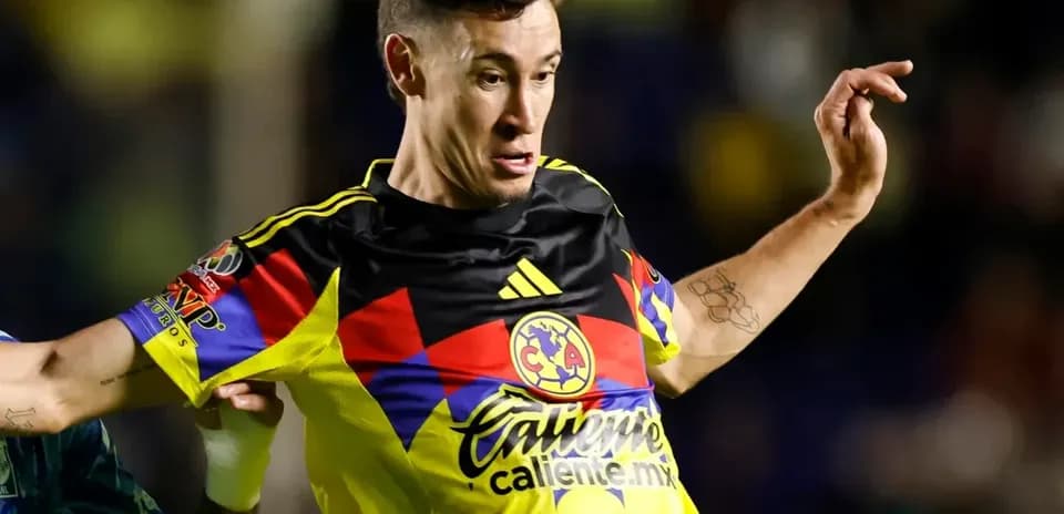 Jugador de Club América en acción durante el partido