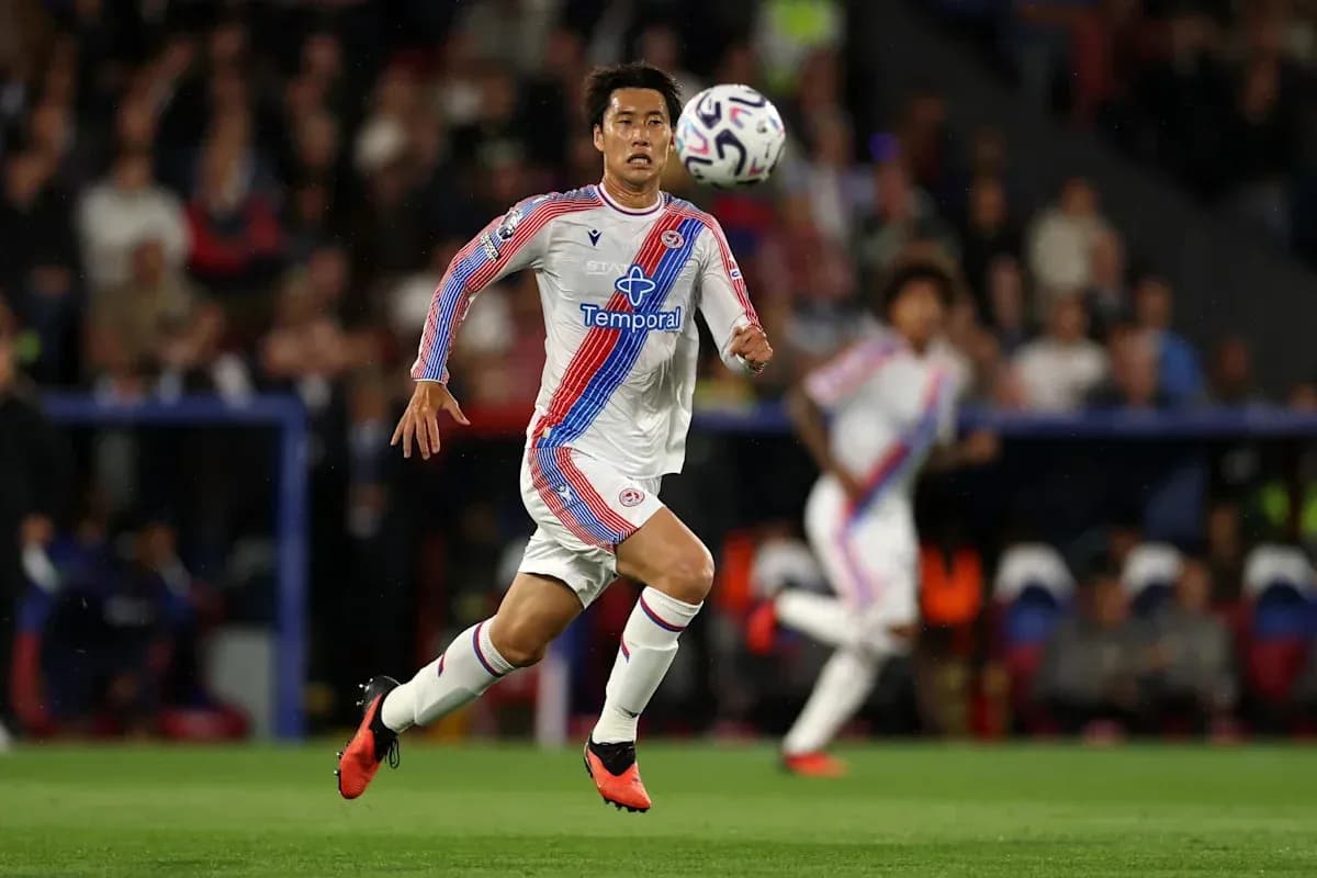 Jugador corriendo tras el balón en el partido