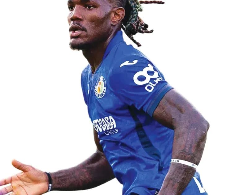 Jugador de fútbol en uniforme azul corriendo