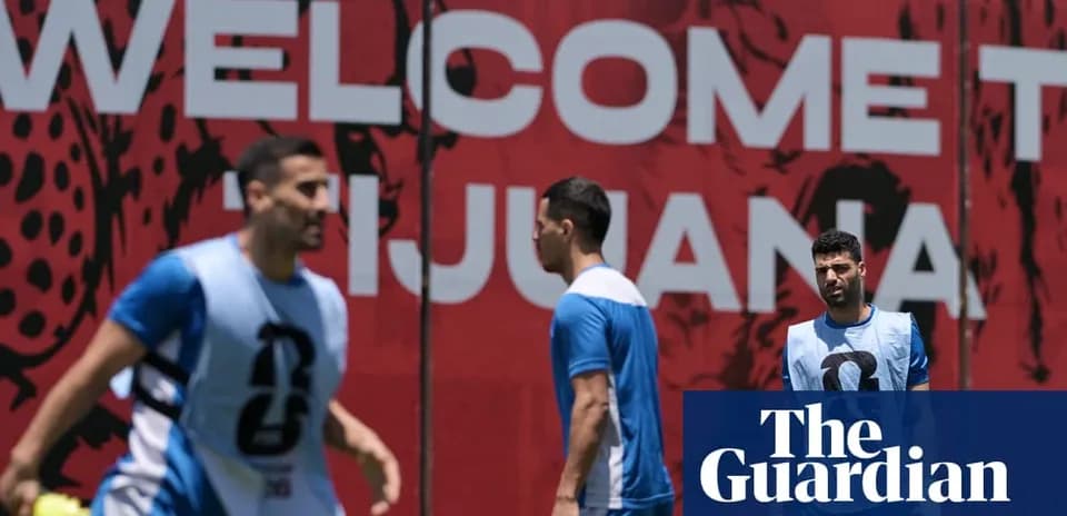 Jugadores entrenando con un mural de bienvenida detrás