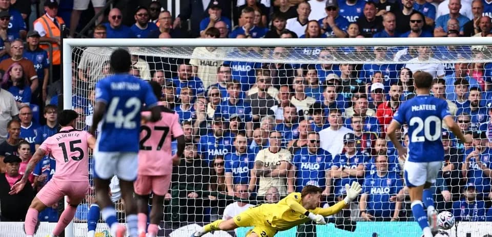 Jugador lanzando un penalti mientras el portero se lanza