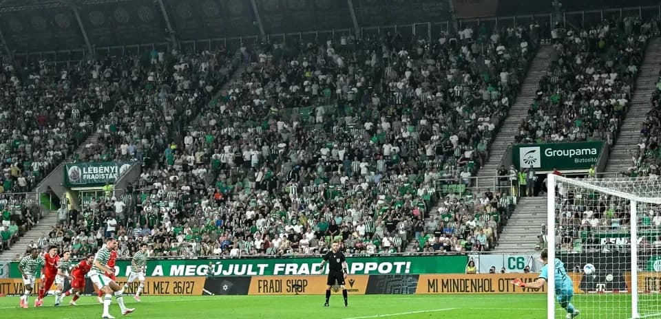 Jugador lanzando un penalti en el estadio