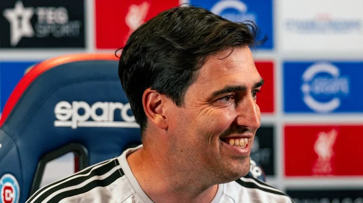 Entrenador en conferencia de prensa sonriente