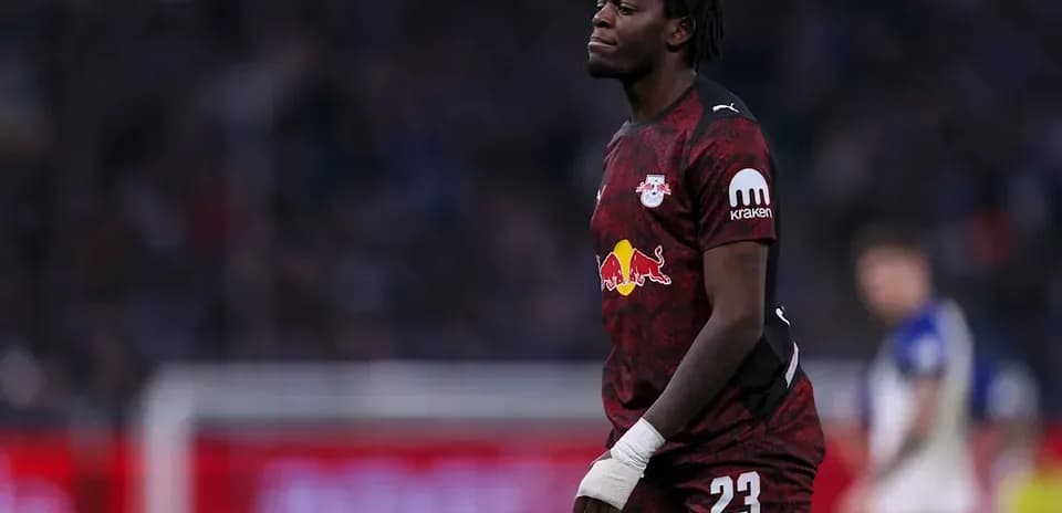 Portero de RB Leipzig con vendaje en la mano