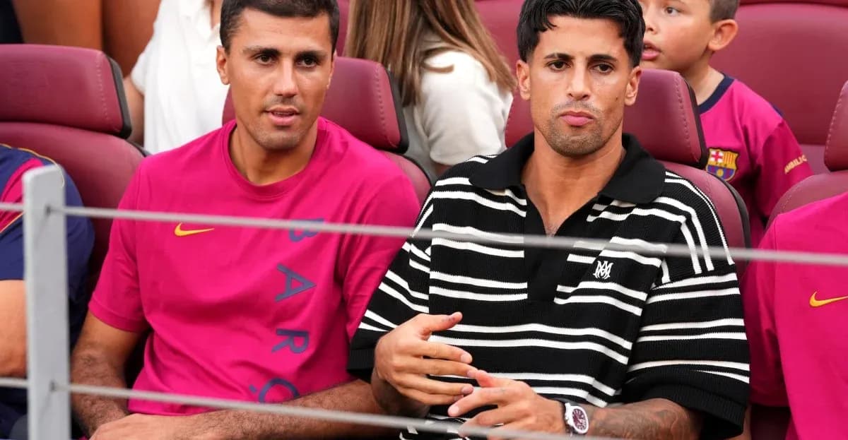 Dos jugadores sentados en el banquillo del estadio
