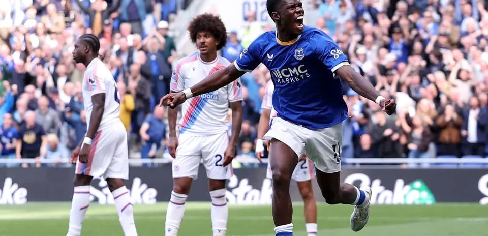 Jugador de Everton celebra un gol en el partido