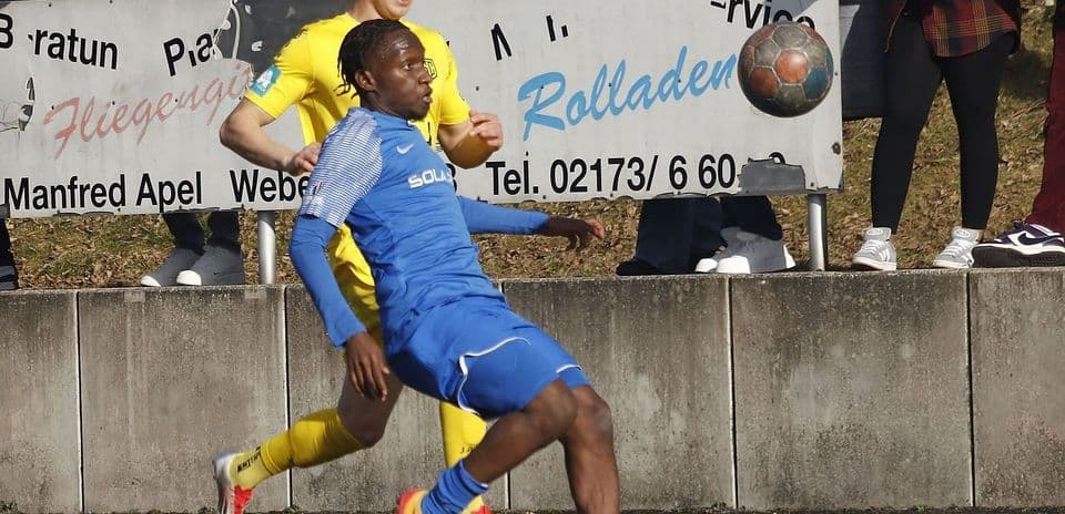 Jugador en acción durante el partido de fútbol