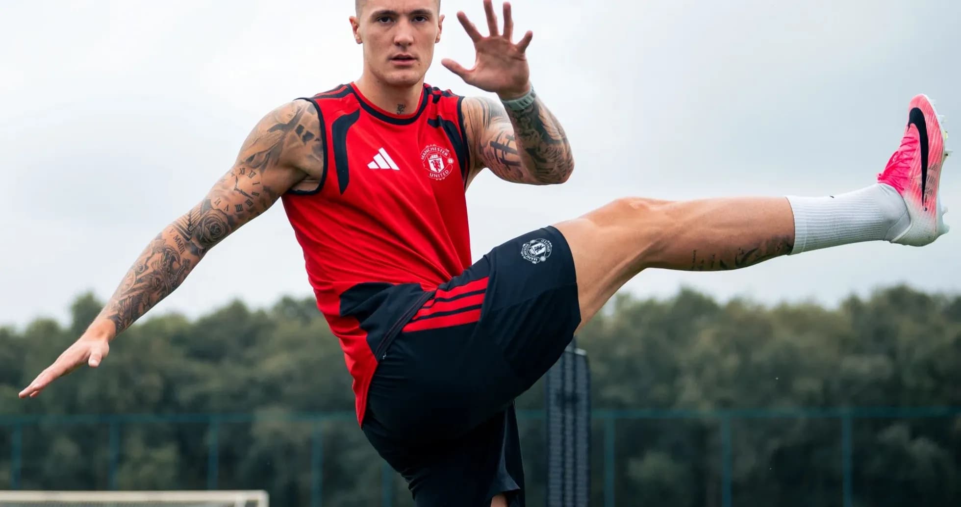 Jugador entrenando con balón en el campo de fútbol