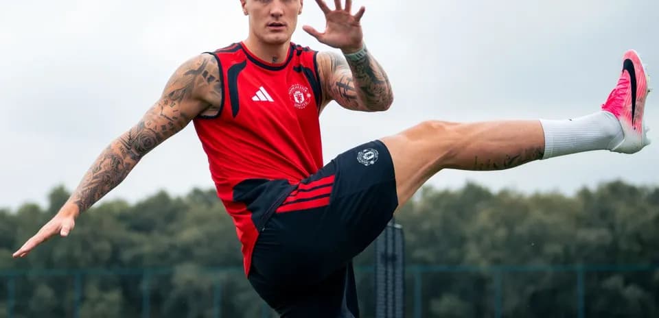 Jugador entrenando con balón en el campo de fútbol