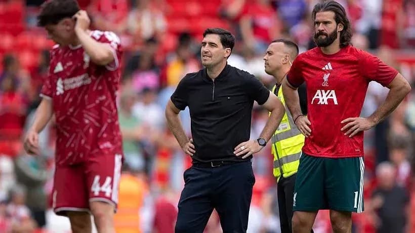 Jugadores y entrenador de Liverpool en el campo