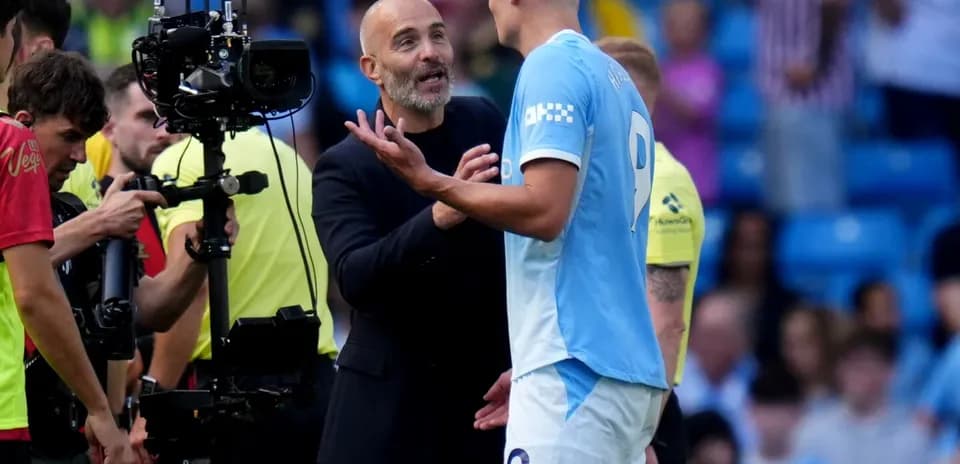 Entrenador hablando con jugador en el campo