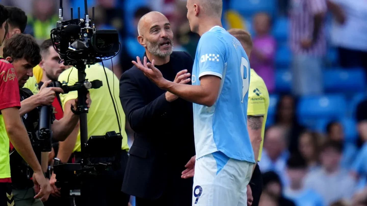 Entrenador hablando con jugador en el campo