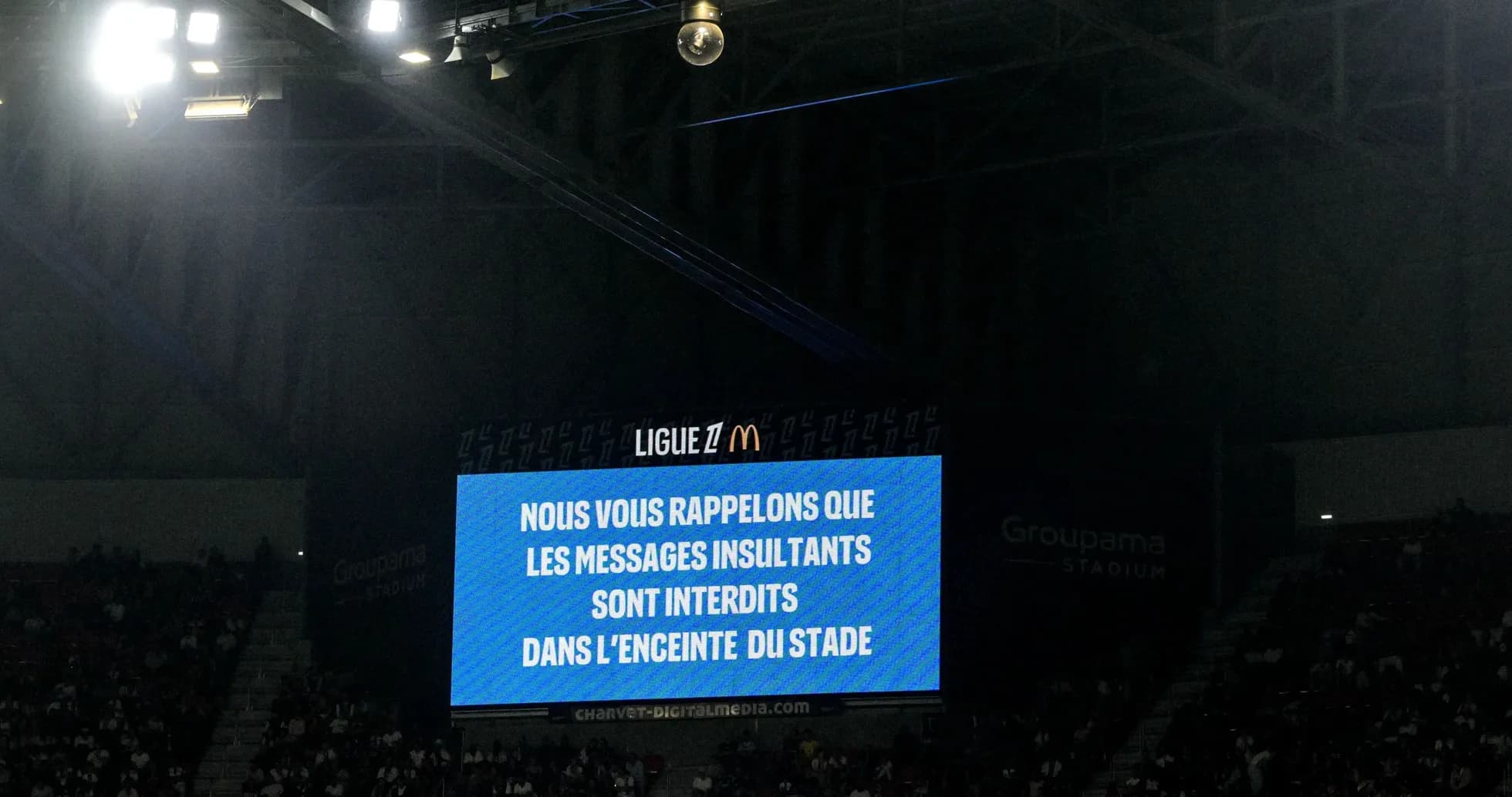 Pantalla en el estadio recordando reglas de conducta