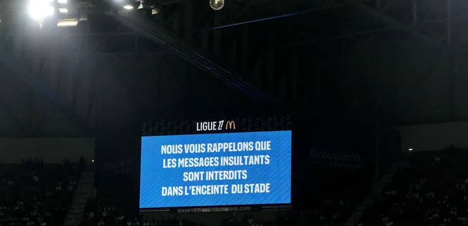 Pantalla en el estadio recordando reglas de conducta