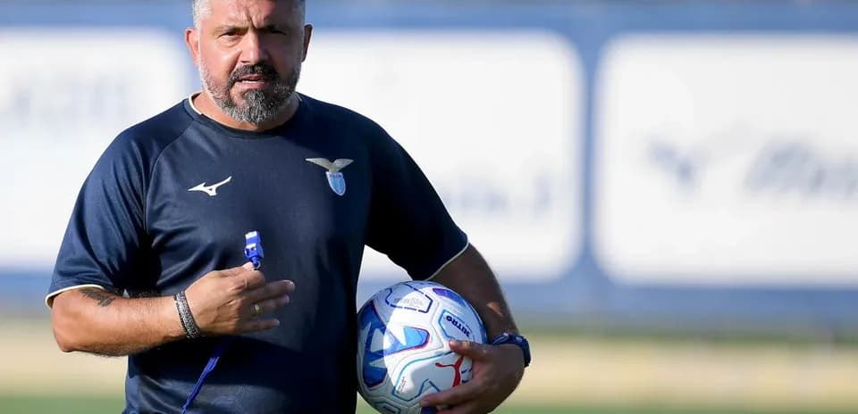 Entrenador de Lazio sosteniendo un balón de fútbol