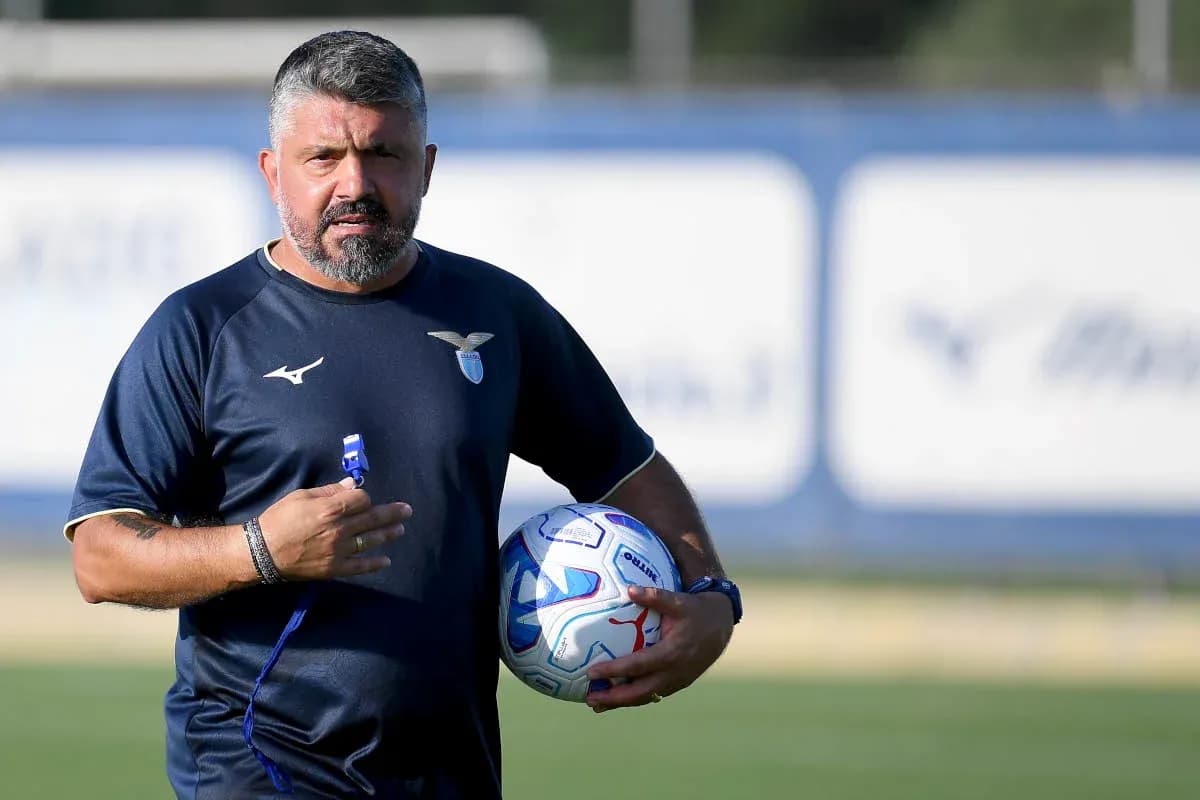 Entrenador de Lazio sosteniendo un balón de fútbol