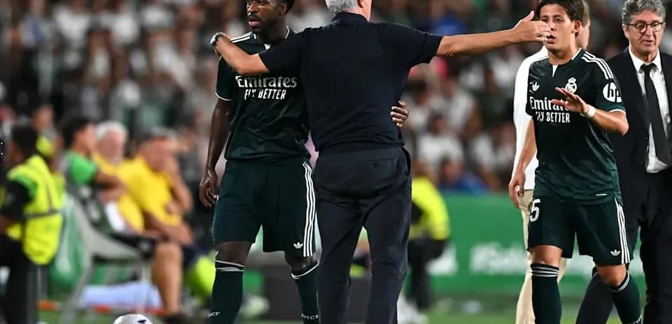 Entrenador hablando con jugadores durante partido