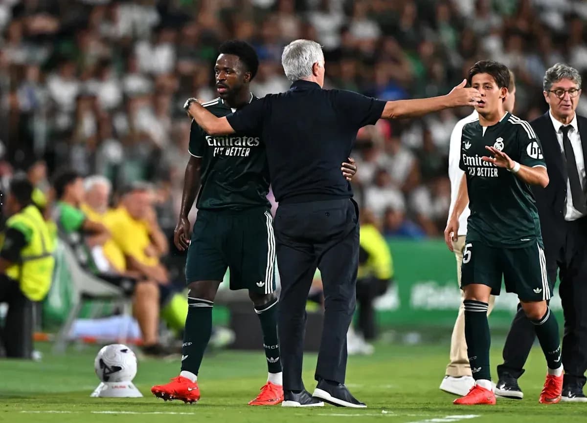 Entrenador hablando con jugadores durante partido