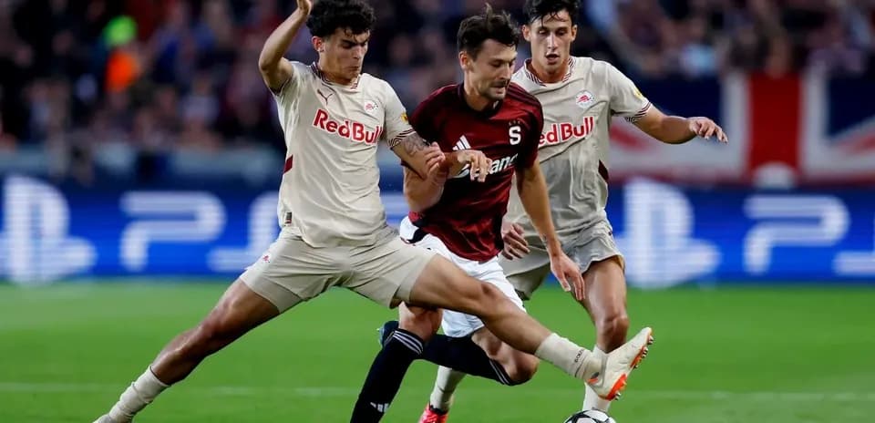 Jugadores en acción durante el partido de fútbol