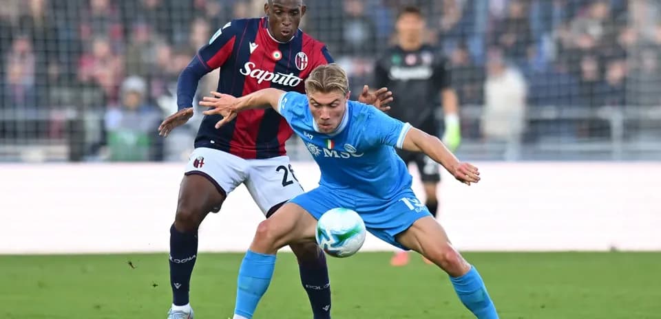 Jugador de Napoli luchando por el balón contra Bologna