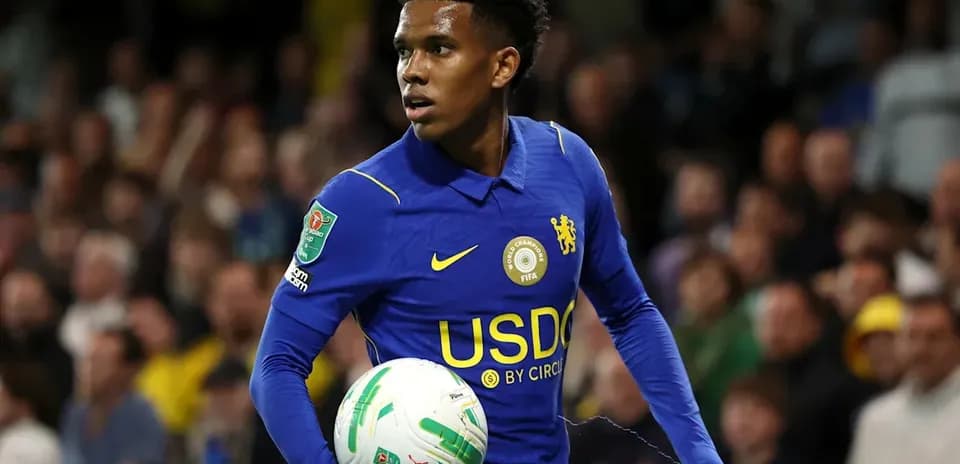 Jugador de Chelsea sosteniendo un balón durante partido