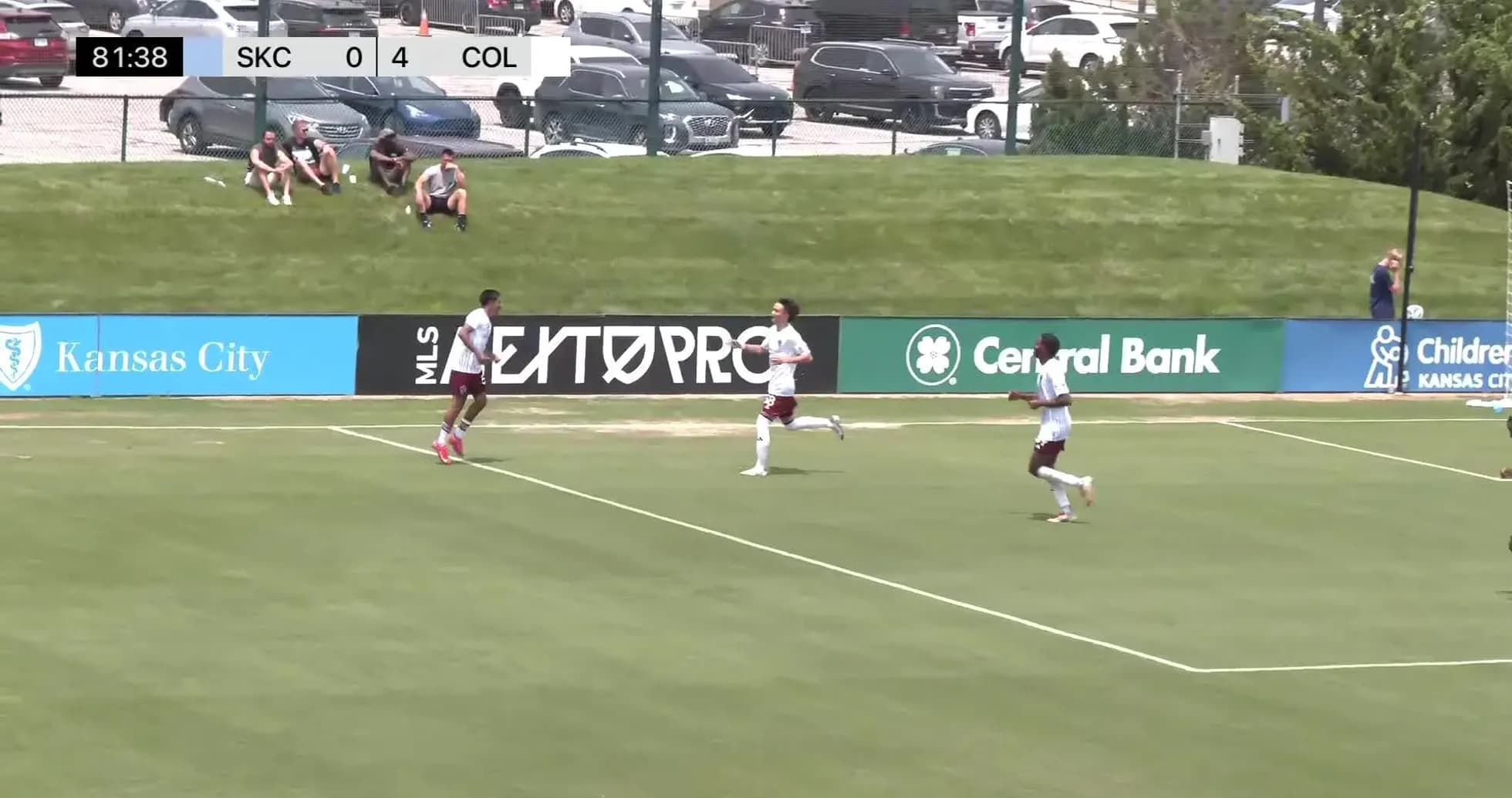 Jugadores celebrando un gol del Colorado Rapids II