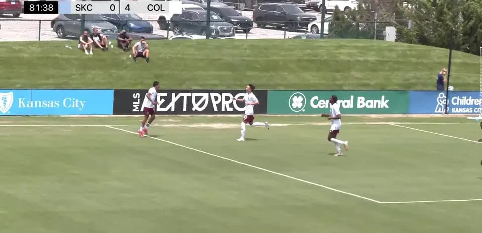 Jugadores celebrando un gol del Colorado Rapids II