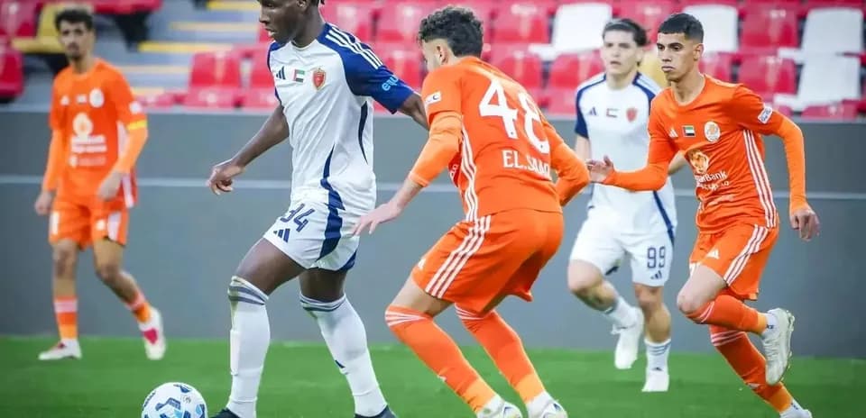Jugadores de Al Dhafra y Al Ain en acción