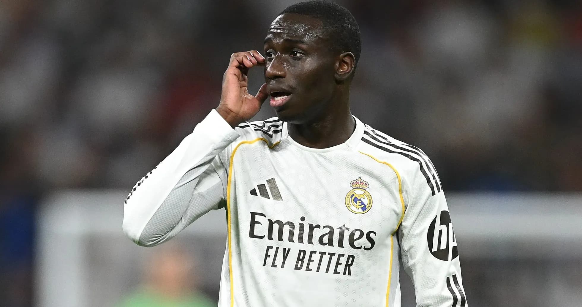 Jugador de Real Madrid hablando en el campo