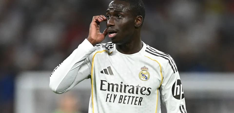 Jugador de Real Madrid hablando en el campo