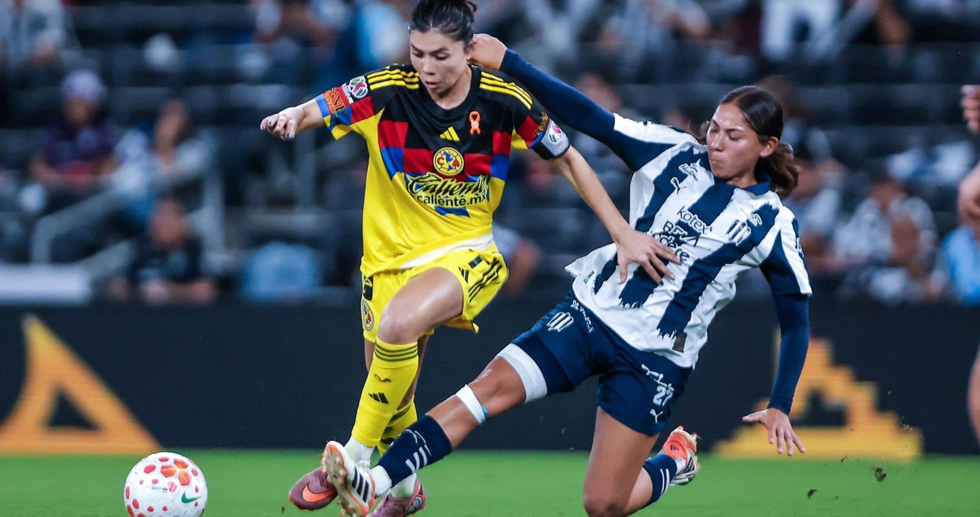 Jugadora de América W desafiando a Monterrey W