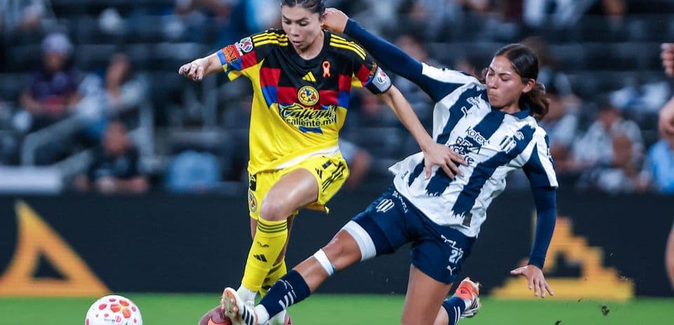 Jugadora de América W desafiando a Monterrey W