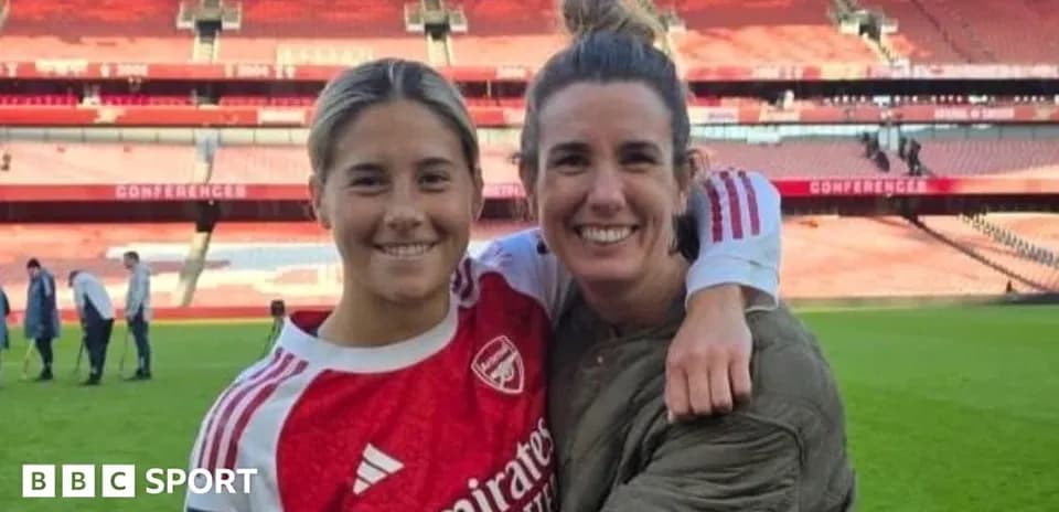 Dos jugadoras de fútbol posando en el estadio
