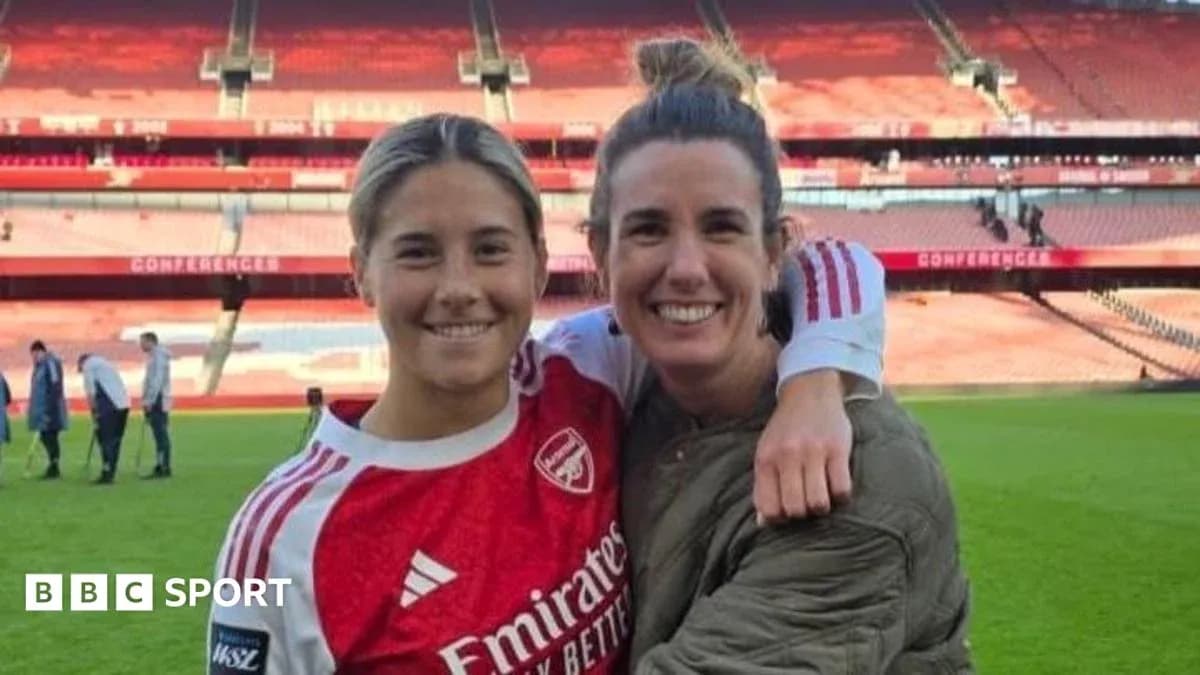 Dos jugadoras de fútbol posando en el estadio