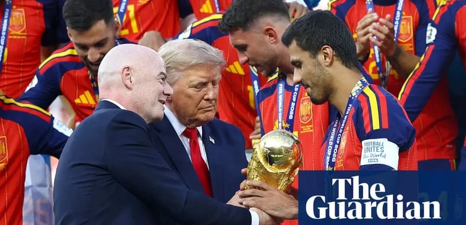 Entrega de la Copa del Mundo a jugadores españoles