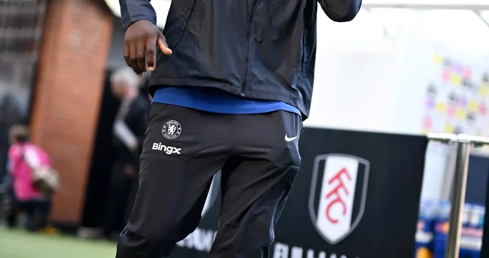 Jugador de Chelsea llegando al estadio antes del partido