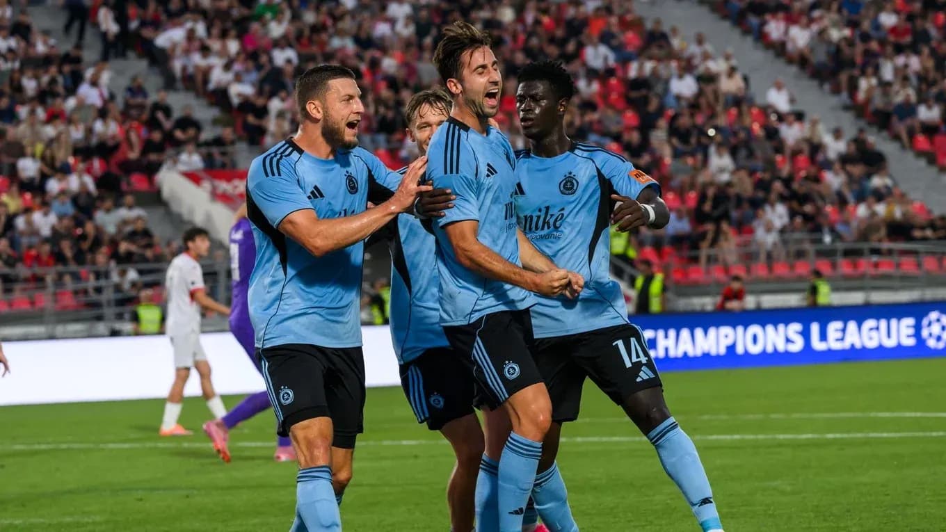 Jugadores de Slovan Bratislava celebrando un gol